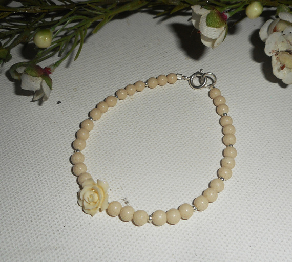 Armband med pärlor och rosor i rå gorgon på silverlås