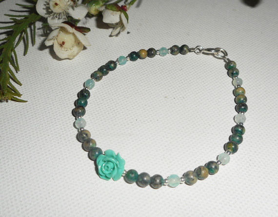 Armband med pärlor och rosa grön gorgonian på silverlås