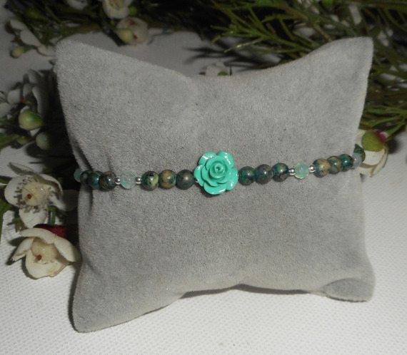 Armband med pärlor och rosa grön gorgonian på silverlås