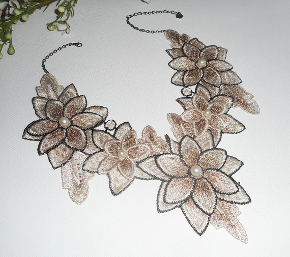 Broderihalsband med elfenbensblommor och pärlemorblå glaspärlor
