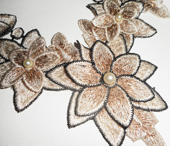 Broderihalsband med elfenbensblommor och pärlemorblå glaspärlor