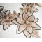 Broderihalsband med elfenbensblommor och pärlemorblå glaspärlor