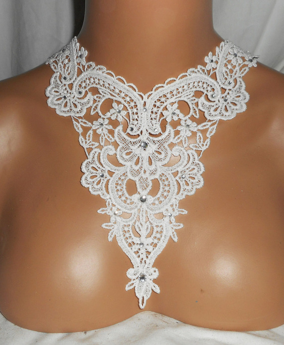 Halsband med vit spets för ceremonin med Swarovski Crystal Flower Design