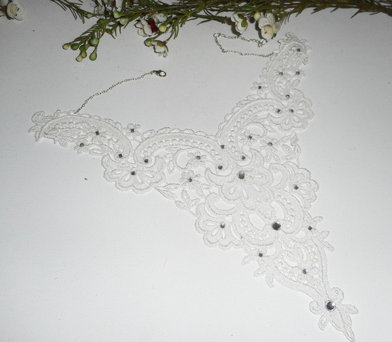 Halsband med vit spets för ceremonin med Swarovski Crystal Flower Design