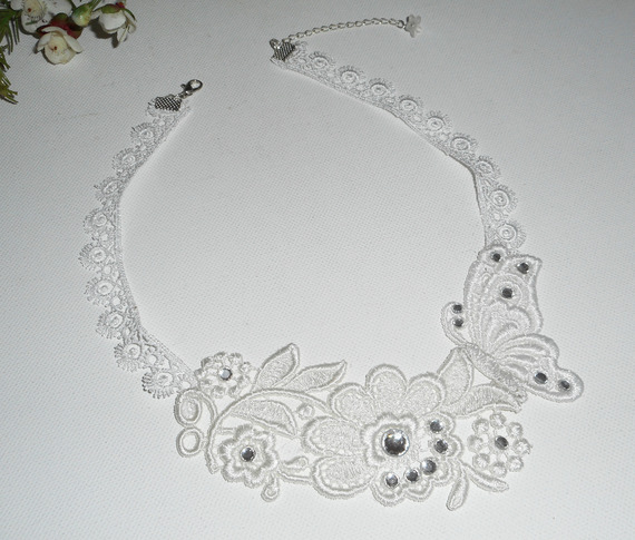 Vit spets med blomma och fjäril för ceremonihalsband med Swarovskikristall och pärlor