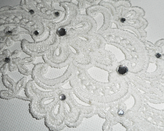 Halsband med vit spets för ceremonin med Swarovski Crystal Flower Design