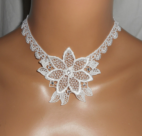 Halsband med vit spets och Swarovski-kristall för blomsterceremoni