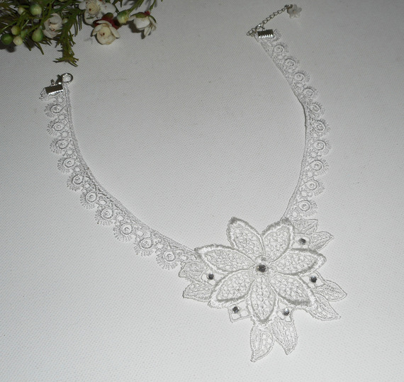 Halsband med vit spets och Swarovski-kristall för blomsterceremoni
