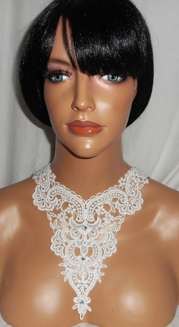 Halsband med vit spets för ceremonin med Swarovski Crystal Flower Design
