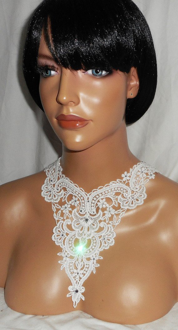 Halsband med vit spets för ceremonin med Swarovski Crystal Flower Design