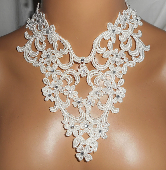 Ceremoniella halsband med arabeskmönster och blommor med Swarovski-kristall