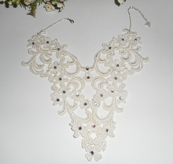 Ceremoniella halsband med arabeskmönster och blommor med Swarovski-kristall