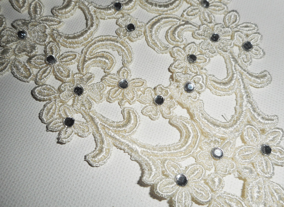 Ceremoniella halsband med arabeskmönster och blommor med Swarovski-kristall