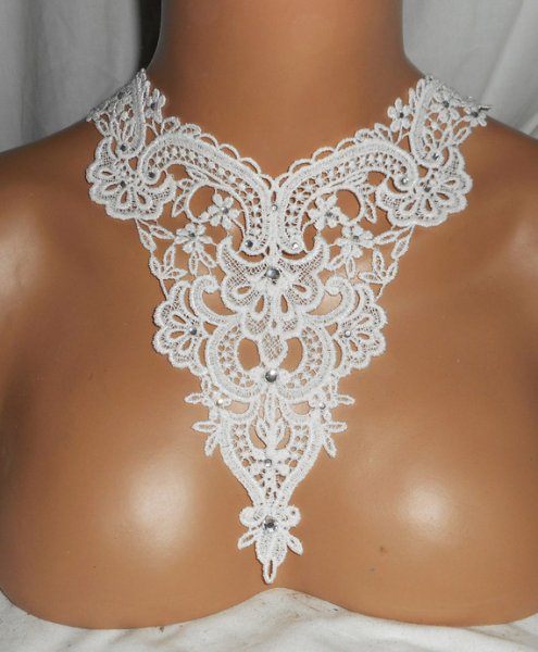 Halsband med vit spets för ceremonin med Swarovski Crystal Flower Design