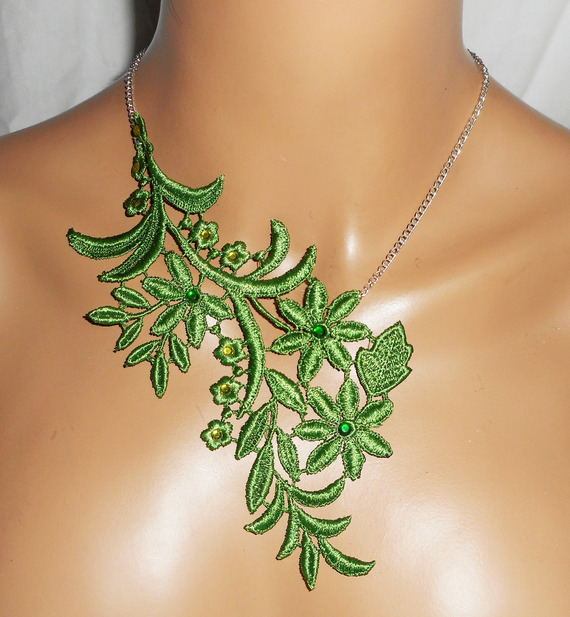 Halsband i fint grönt broderi med blomstermotiv och kristall på silverkedja.