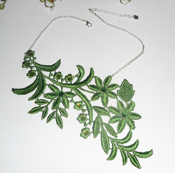 Halsband i fint grönt broderi med blomstermotiv och kristall på silverkedja.