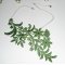 Halsband i fint grönt broderi med blomstermotiv och kristall på silverkedja.