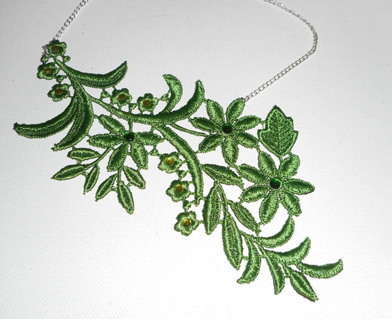 Halsband i fint grönt broderi med blomstermotiv och kristall på silverkedja.