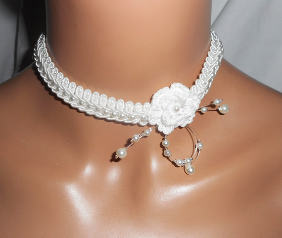 Vitt blomsterhalsband med virkad flätning broderad med glaspärlor
