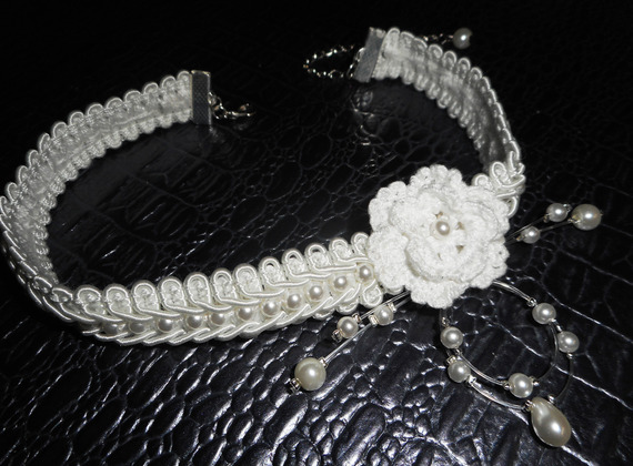 Vitt blomsterhalsband med virkad flätning broderad med glaspärlor