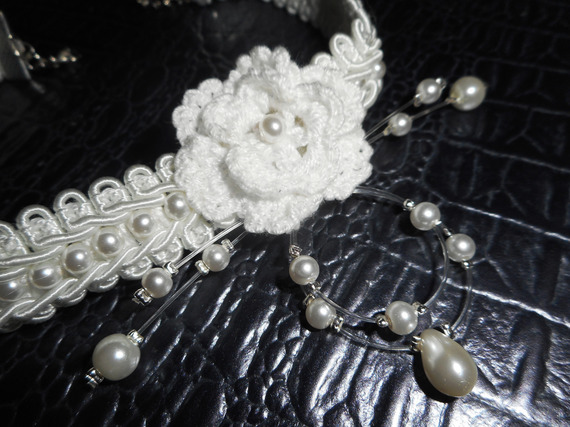 Vitt blomsterhalsband med virkad flätning broderad med glaspärlor