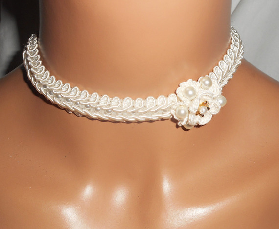 Ecru blomma halsband på en fin broderad flätning med glaspärlor
