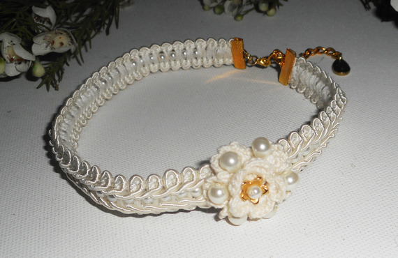 Ecru blomma halsband på en fin broderad flätning med glaspärlor