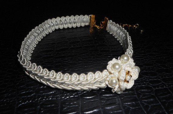 Ecru blomma halsband på en fin broderad flätning med glaspärlor