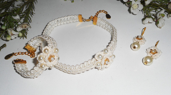 Ecru blomma halsband på en fin broderad flätning med glaspärlor