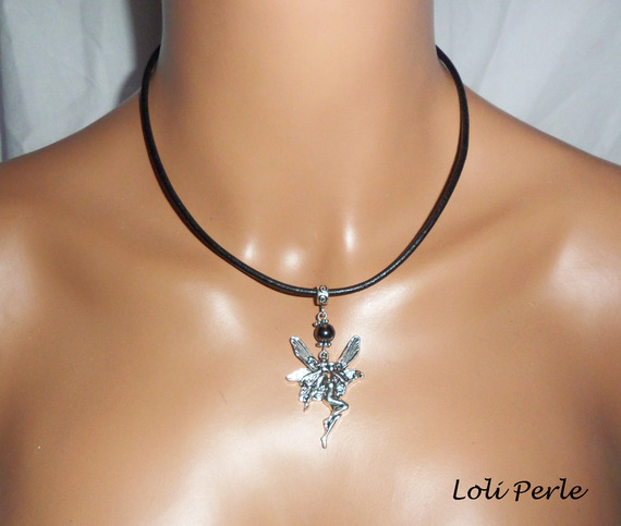 Fairy halsband med hematit sten på svart läder