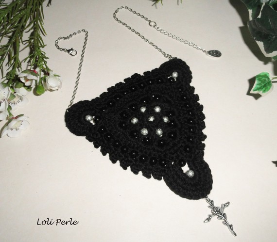 Svart virkat halsband med broderade pärlor och kors