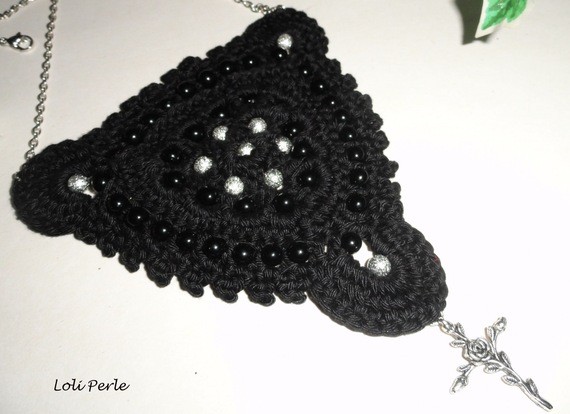 Svart virkat halsband med broderade pärlor och kors