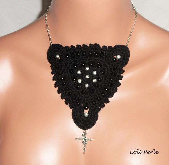 Svart virkat halsband med broderade pärlor och kors