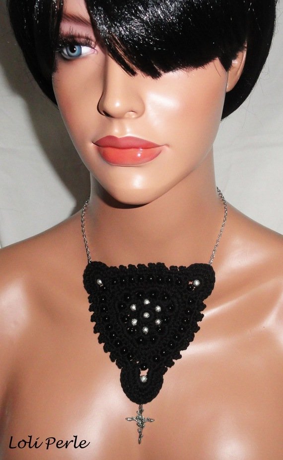 Svart virkat halsband med broderade pärlor och kors