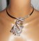 Originellt halsband i silvermetall med stor kristalldrake
