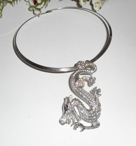 Originellt halsband i silvermetall med stor kristalldrake