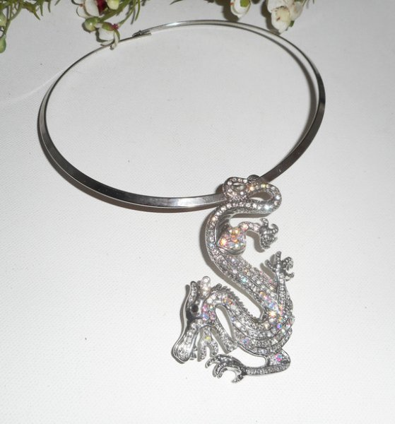 Originellt halsband i silvermetall med stor kristalldrake