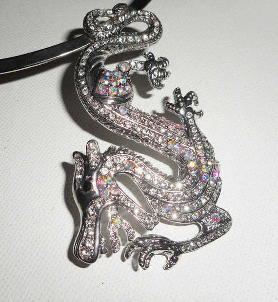 Originellt halsband i silvermetall med stor kristalldrake