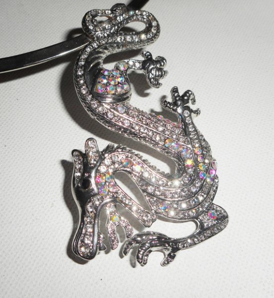 Originellt halsband i silvermetall med stor kristalldrake