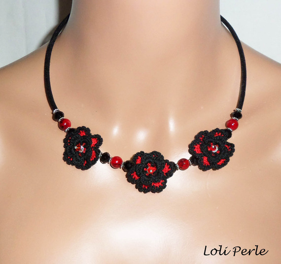 Originellt halsband med svarta och röda virkade blommor, kristall och glaspärlor.