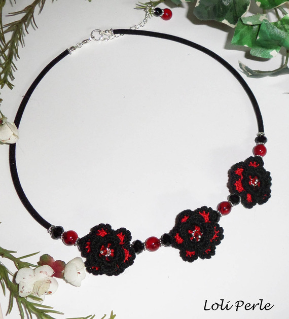 Originellt halsband med svarta och röda virkade blommor, kristall och glaspärlor.