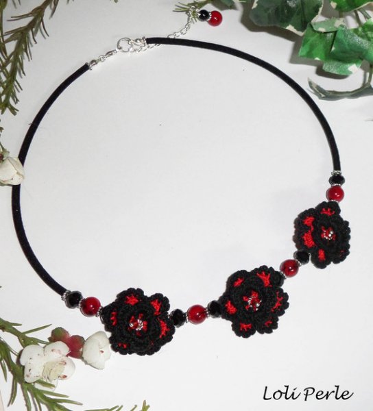 Originellt halsband med svarta och röda virkade blommor, kristall och glaspärlor.