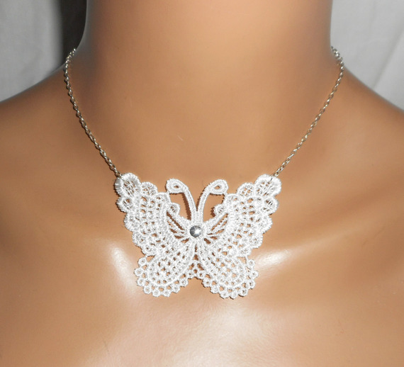 Vitt halsband med vit fjäril i fint broderi på silverkedja