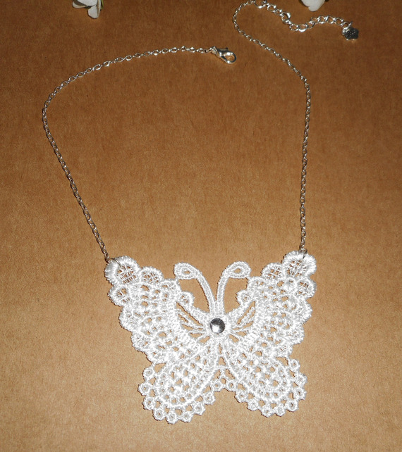 Vitt halsband med vit fjäril i fint broderi på silverkedja