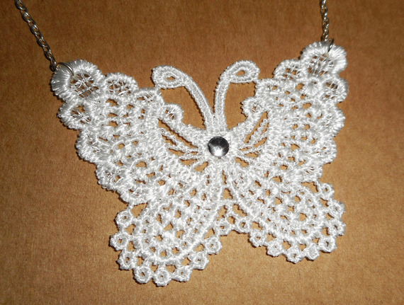Vitt halsband med vit fjäril i fint broderi på silverkedja