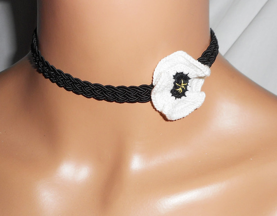 Vit vallmo choker halsband på svart flätad sladd
