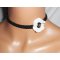 Vit vallmo choker halsband på svart flätad sladd
