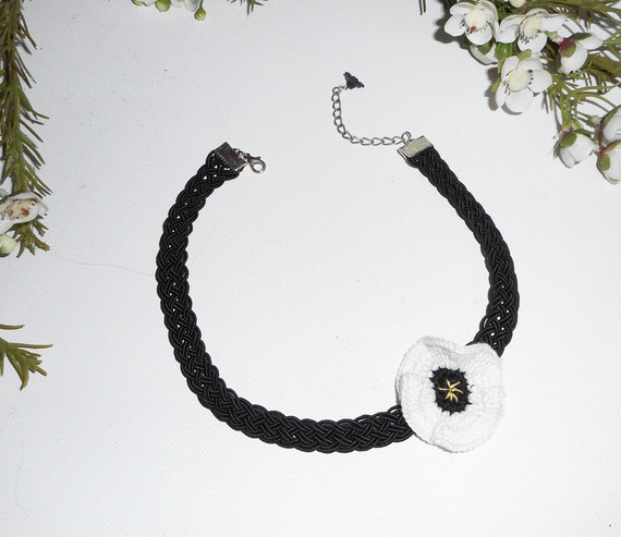 Vit vallmo choker halsband på svart flätad sladd