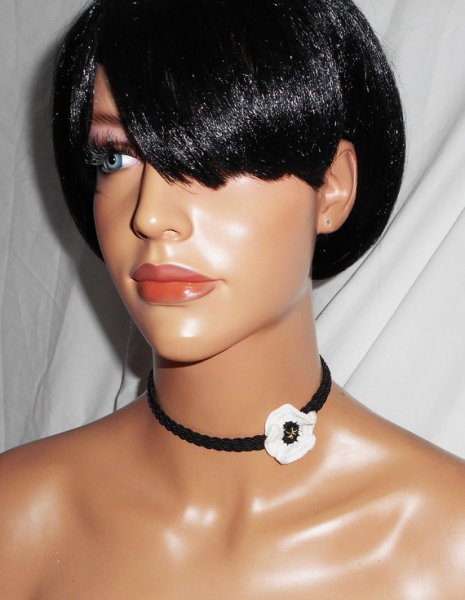 Vit vallmo choker halsband på svart flätad sladd