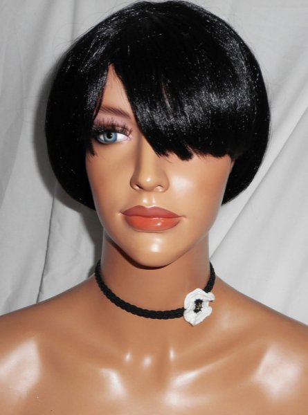 Vit vallmo choker halsband på svart flätad sladd
